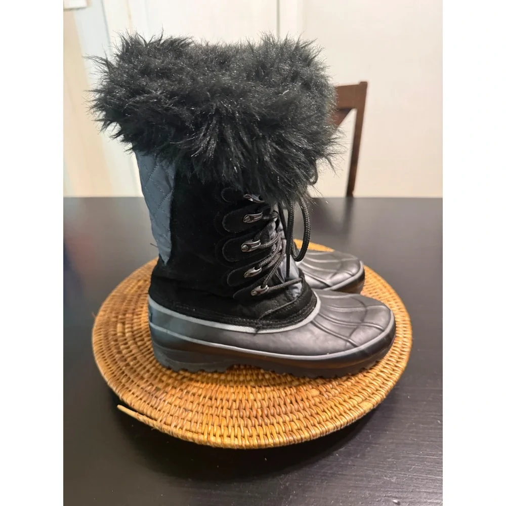 Khombu Nordic Women's Black Grey Faux Fur Trim Winter Snow Duck Boots Size 8M